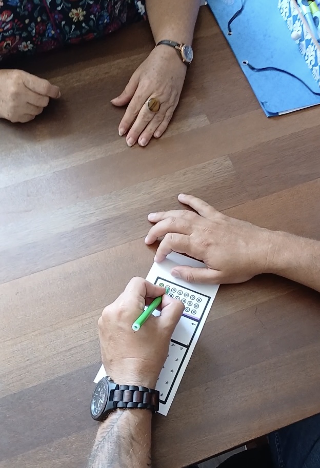 Mains adultes sur tableau de Mesker